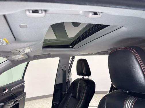 Blizzard Pearl 2019 Toyota Highlander SE