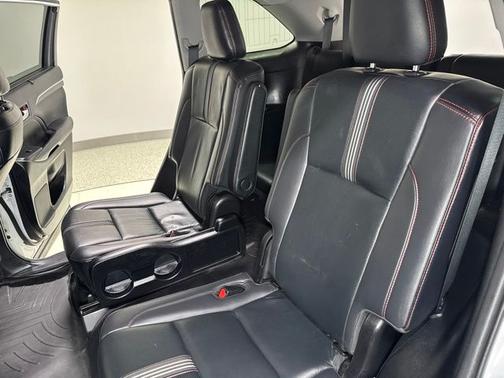 Blizzard Pearl 2019 Toyota Highlander SE