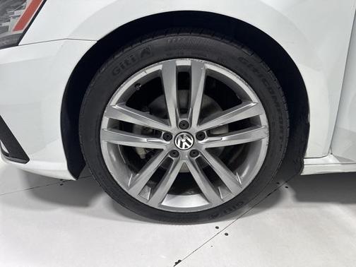 2018 Volkswagen Passat 2.0T R-Line