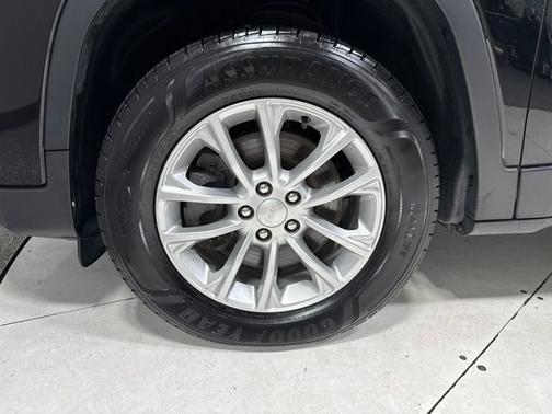 Diamond Black Crystal Pearlcoat 2019 Jeep Cherokee Latitude