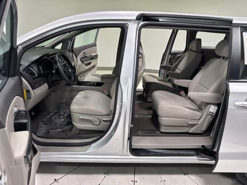 Silky Silver 2018 Kia Sedona L