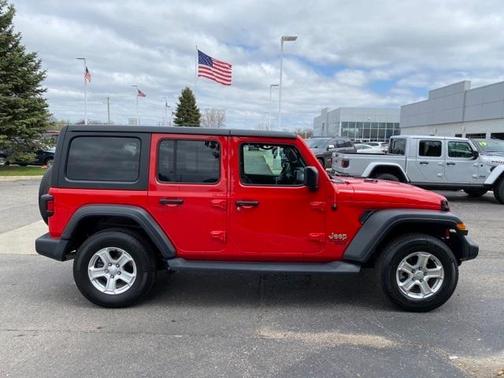 Photo 2 of 32 of 2019 Jeep Wrangler Unlimited Sport