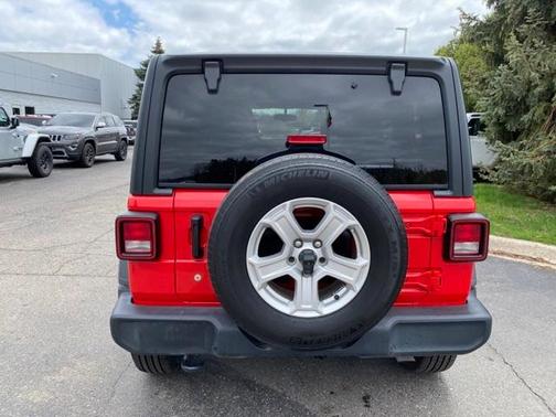 Photo 4 of 32 of 2019 Jeep Wrangler Unlimited Sport