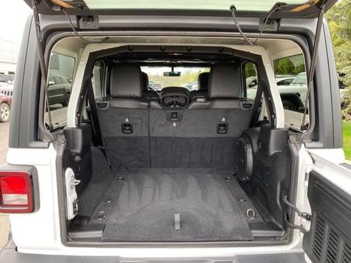 Photo 5 of 33 of 2020 Jeep Wrangler Unlimited Sahara