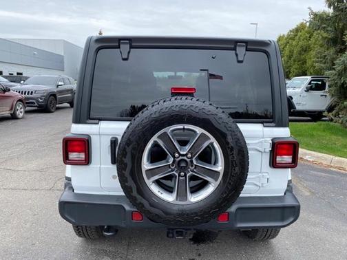 Photo 4 of 33 of 2020 Jeep Wrangler Unlimited Sahara