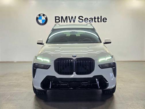 Alpine White 2027 BMW X7 xDrive40i