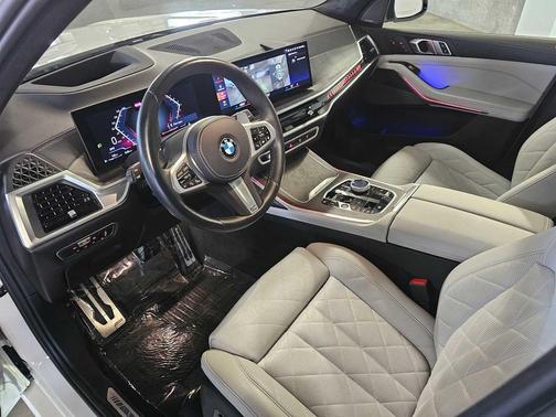 Mineral White Metallic 2023 BMW X7 xDrive40i