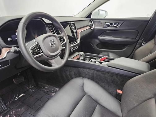 2023 Volvo V60 Cross Country B5 Plus