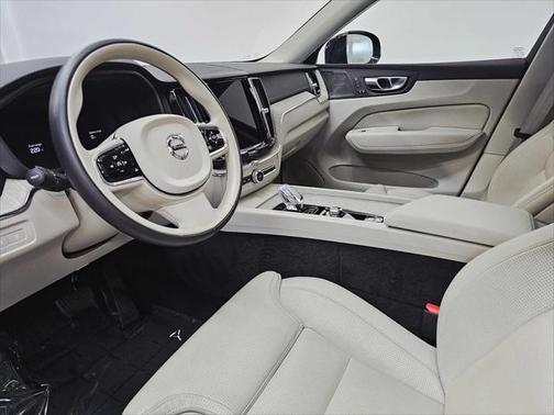 2023 Volvo XC60 Recharge Plug-In Hybrid T8 Ultimate Dark Theme