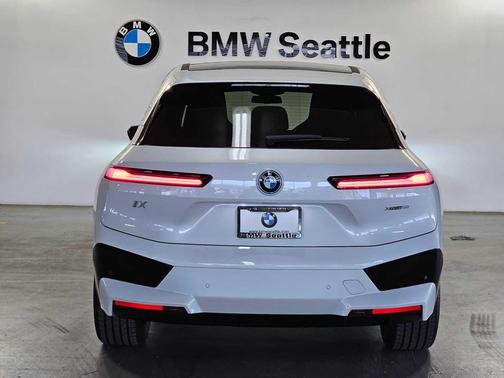 Mineral White Metallic 2024 BMW iX xDrive50