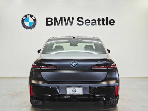2025 BMW 750e i xDrive