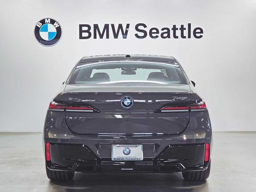 2026 BMW 750e i xDrive