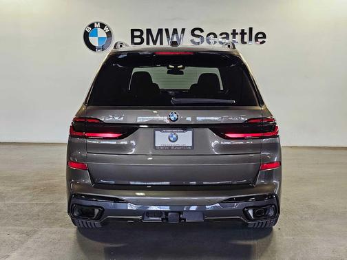 Manhattan Green Metallic 2024 BMW X7 xDrive40i