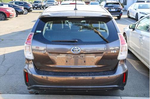 2017 Toyota Prius v Five