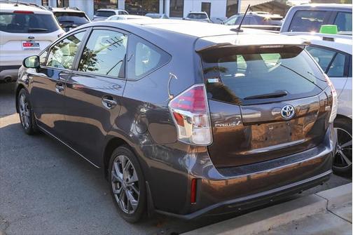 2017 Toyota Prius v Five