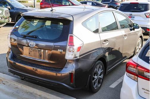 2017 Toyota Prius v Five