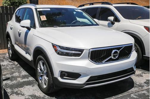 2022 Volvo XC40 T4 Momentum