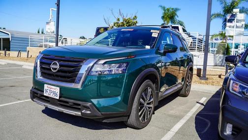 2023 Nissan Pathfinder Platinum FWD