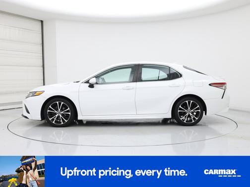 White 2019 Toyota Camry SE