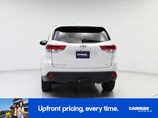 White 2018 Toyota Highlander XLE