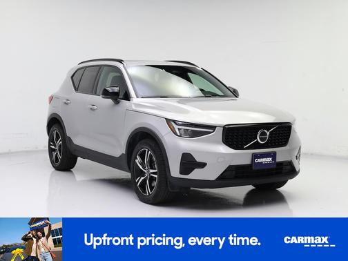 2024 Volvo XC40 B5 Core Dark Theme