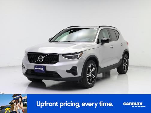 2024 Volvo XC40 B5 Core Dark Theme