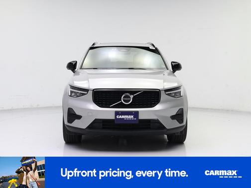 2024 Volvo XC40 B5 Core Dark Theme