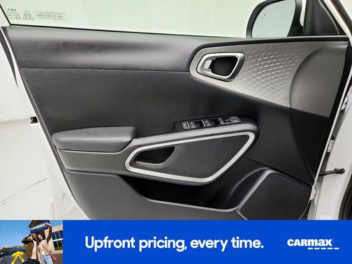 White 2025 Kia Soul LX