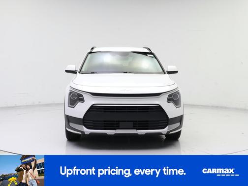 White 2023 Kia Niro EX