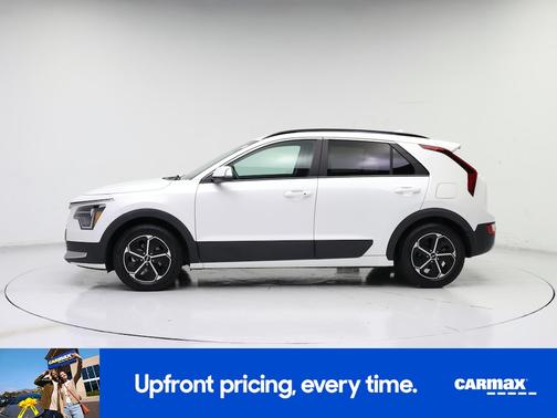 White 2023 Kia Niro EX