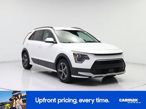 White 2023 Kia Niro EX