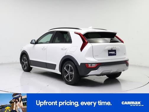 White 2023 Kia Niro EX