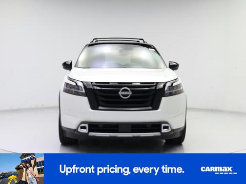 White 2024 Nissan Pathfinder SL
