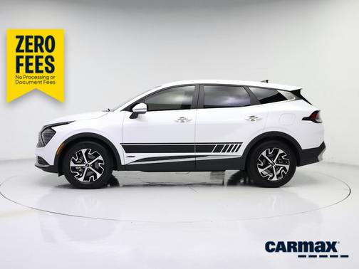 White 2024 Kia Sportage EX