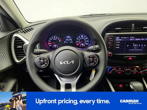 White 2022 Kia Soul LX