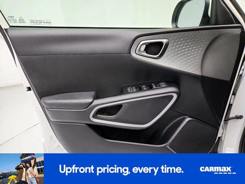 White 2022 Kia Soul LX