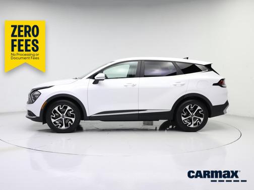 White 2023 Kia Sportage EX