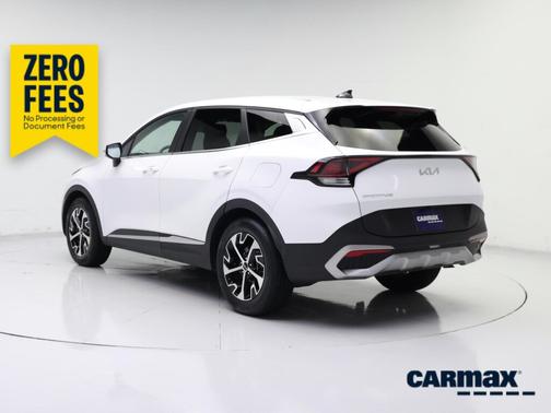 White 2023 Kia Sportage EX