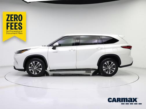 White 2021 Toyota Highlander Hybrid XLE