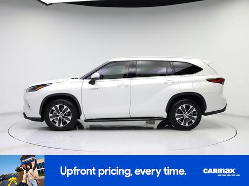 White 2021 Toyota Highlander Hybrid XLE
