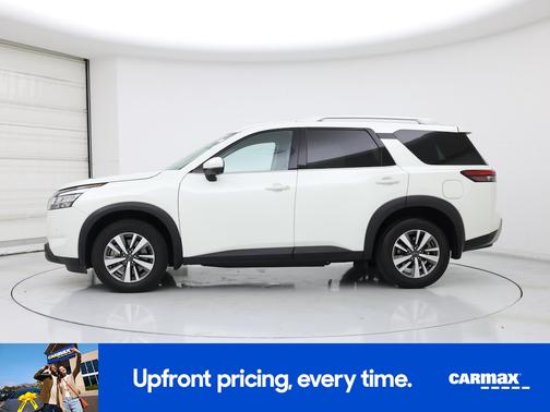 White 2023 Nissan Pathfinder SL