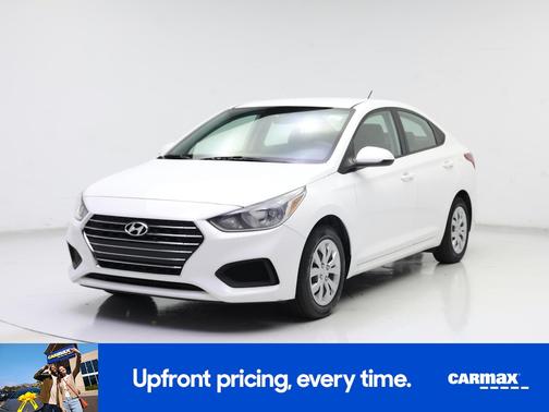 White 2022 Hyundai Accent SE