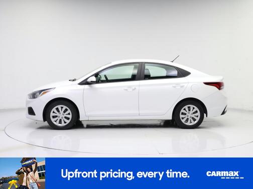 White 2022 Hyundai Accent SE