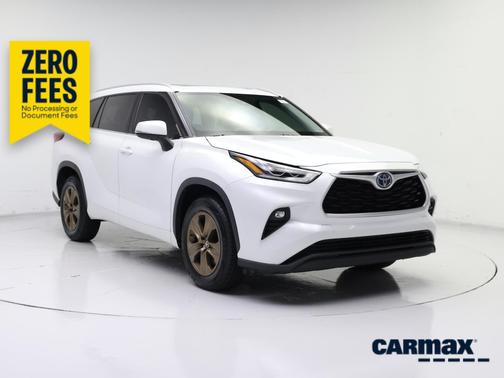 White 2022 Toyota Highlander Hybrid XLE Bronze