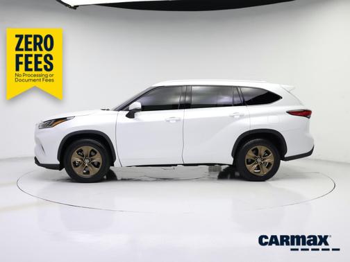 White 2022 Toyota Highlander Hybrid XLE Bronze