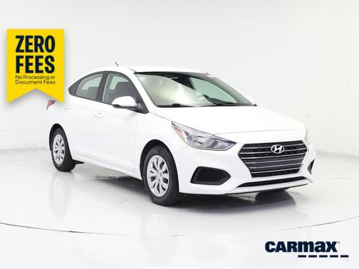 White 2022 Hyundai Accent SE