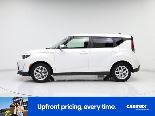 White 2023 Kia Soul LX