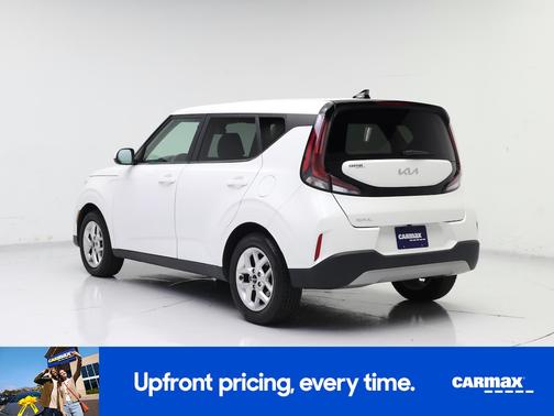 White 2023 Kia Soul LX