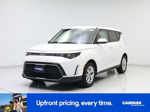 White 2023 Kia Soul LX