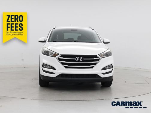 White 2017 Hyundai TUCSON SE
